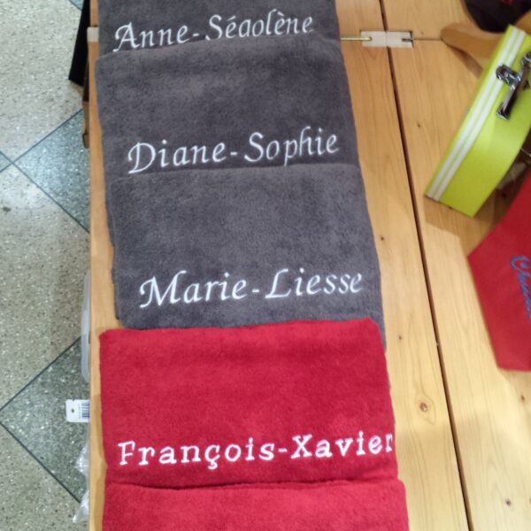 Serviettes de toilette rouge et gris