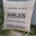 Coussin brodé en lin thème ville Arles