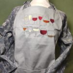 Tablier de cuisine gris clair avec différents verres